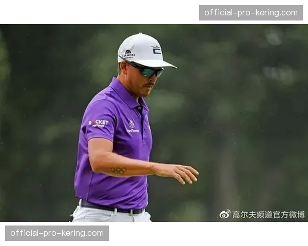 特写：业余小将汤普森在16号洞一杆进洞，获赠纪念品时落泪